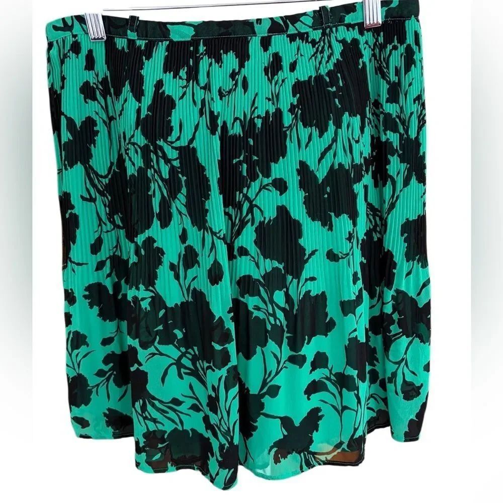 ELLE Floral Pleated Skirt in Green and Black size Medium.